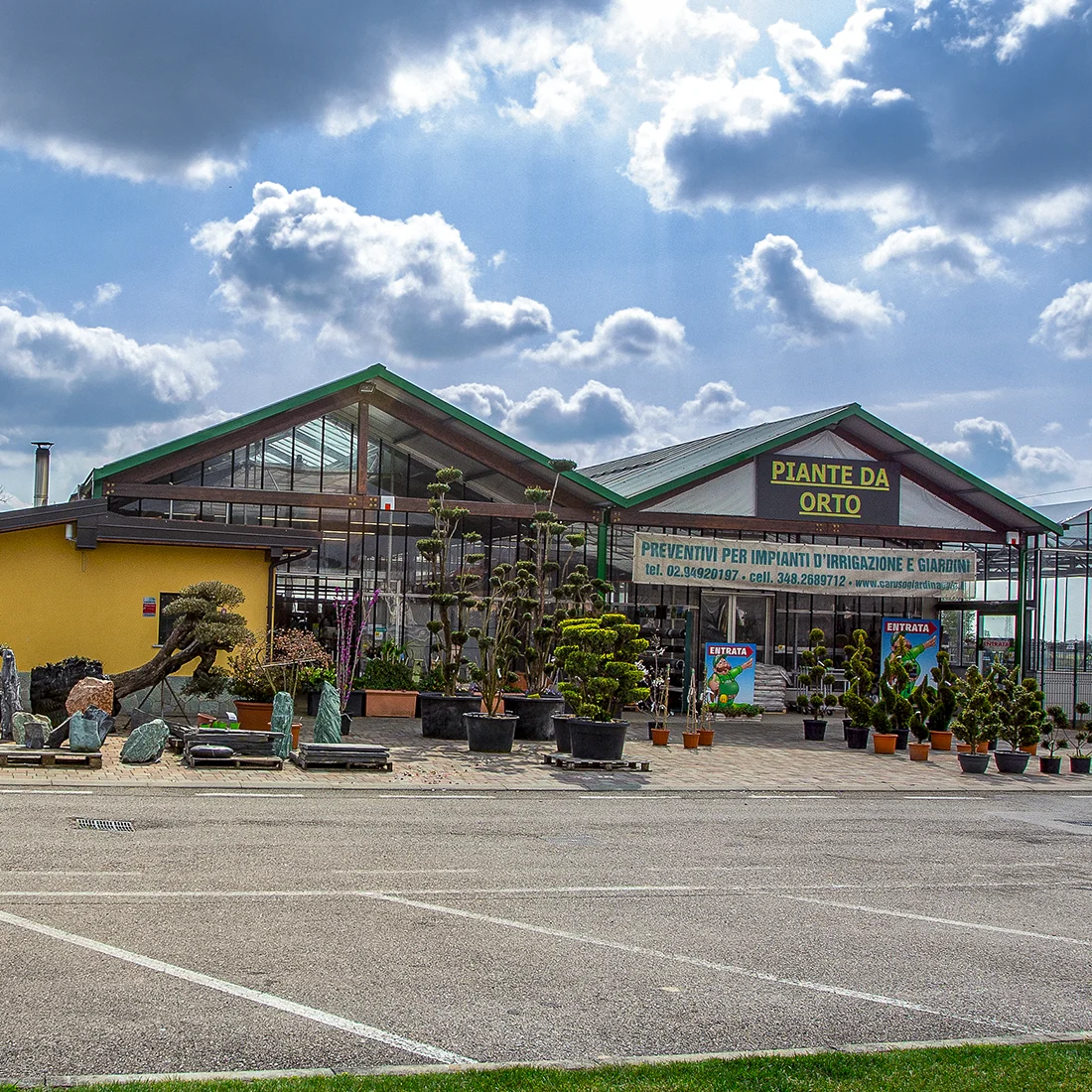 Ingresso principale del Caruso Garden, con vista completa della struttura e del giardino