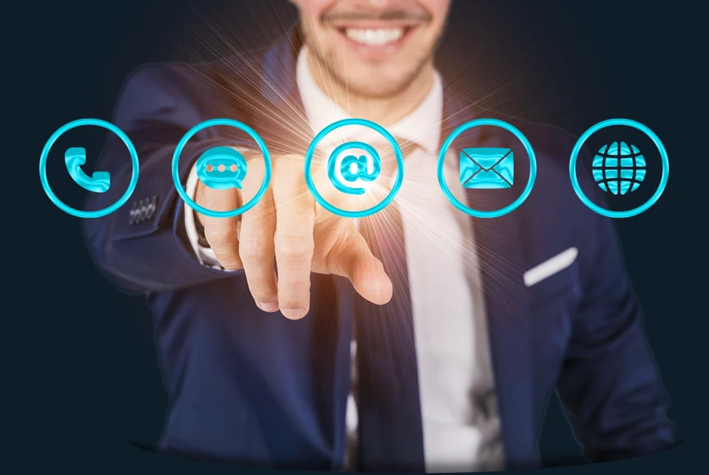 Ragazzo che clicca sull’icona per contattare Studio Pigna via email o telefono