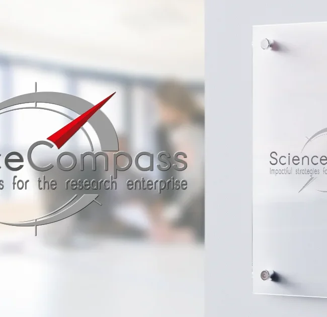 Logo ScienceCompass applicato su targa da ufficio in vetro – progettazione grafica e brand identity per aziende