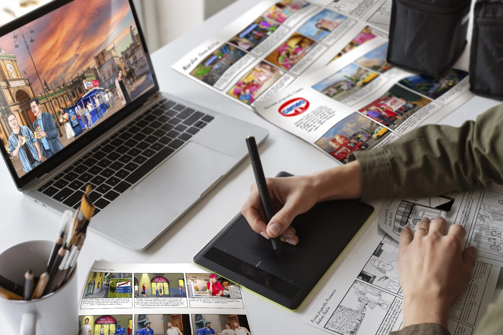 Grafica creativa per storytelling visivo, con storyboard disegnati su lavagna e fogli sulla scrivania